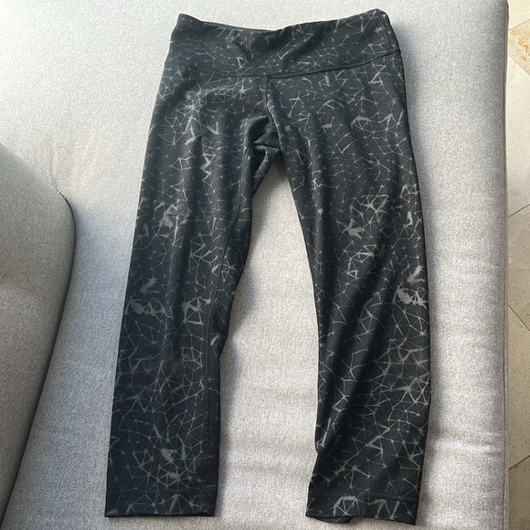 847. GUC - Lululemon Black & Grey Crop Pants - Picture 1 of 3